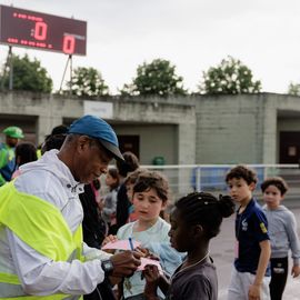Malgré la pluie, les élèves ont enchainé les tours de piste au stade Louis Dolly lors de la traditionnelle course d'endurance.[Photo Alex Bonnemaison]