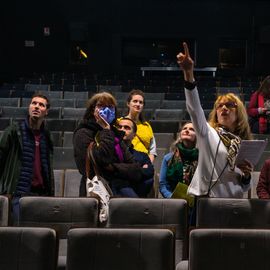 Une centaine de nouveaux Villejuifois, parmi lesquels de nombreuses jeunes familles, se sont retrouvées devant la médiathèque samedi 1er octobre pour visiter leur nouvelle ville (ballade en Tuk-tuk et visite du Théâtre...), recevoir leur kit de bienvenue et rencontrer leurs élu·e·s et partager leurs problématiques quotidiennes.[Photos Sylvie Grima]