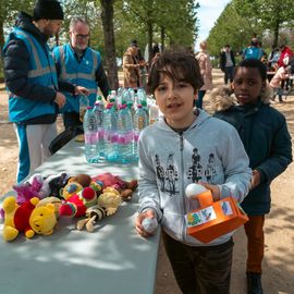 La traditionnelle chasse aux œufs du Secours populaire a encore eu du succès auprès des enfants, malgré la météo capricieuse. Une centaine de bambins bottés, de nombreux Villejuifois, bénévoles et l'équipe de la ludomobile, étaient de la partie de chasse pour financer une mission internationale. [photos: Xiwen Wang]