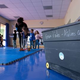 Zoom sur 3 activités enfance et jeunesse:▪️ Surf à Paris▪️ Initiation au pilotage de drones▪️ Sortie à la Ferme Pédagogique[Photos Alex Bonnemaison / Anja Simonet / Xiwen Wang]