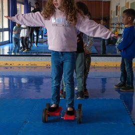 Zoom sur 3 activités enfance et jeunesse:▪️ Surf à Paris▪️ Initiation au pilotage de drones▪️ Sortie à la Ferme Pédagogique[Photos Alex Bonnemaison / Anja Simonet / Xiwen Wang]