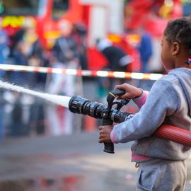 Escalader la grande échelle, traverser un tunnel enfumé, manier la lance à incendie, s'initier aux gestes de 1ers secours ou monter dans un vrai camion de pompier... les portes ouvertes du centre de secours de Villejuif ont ouvert un monde merveilleux aux petits et grands venus découvrir ce lieu emblématique !