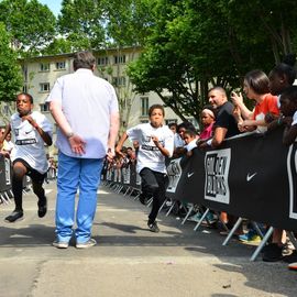 Samedi 22 juin, les Golden Blocks débarquaient à Villejuif avec 3 challenges d'athlétisme pour les jeunes de 8 à 16 ans: Sprint en duel / High Jump / Mile. Le tout entrecoupé d'animations Breakdance / BMX / Hip-Hop / DJ / Double Dutch...