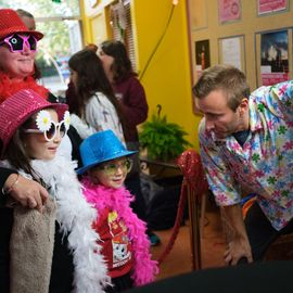 Les habitants du quartier Nord-Est sont venus très nombreux à la Maison Pour Tous Jules Vallès ce week-end pour célébrer entre amis ou voisins ou en famille... l'anniversaire de cet équipement public et de proximité historique inauguré en 1972.Au programme: visite théâtralisée, jeux, fresque collaborative, concert...[Photos Sylvie Grima]