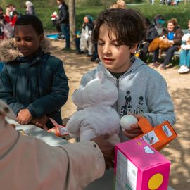 La traditionnelle chasse aux œufs du Secours populaire a encore eu du succès auprès des enfants, malgré la météo capricieuse. Une centaine de bambins bottés, de nombreux Villejuifois, bénévoles et l'équipe de la ludomobile, étaient de la partie de chasse pour financer une mission internationale. [photos: Xiwen Wang]