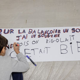 Vous étiez plusieurs centaines samedi 2 décembre à braver le froid pour célébrer la mémoire de ce quartier bientôt transformé : exposition, goûter, fanfare, projections géantes, et impressionnante traversée du quartier sur un fil tendu à 27m de haut![photos Alex Bonnemaison]