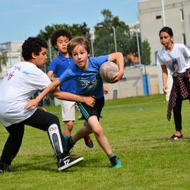 Depuis le début de l'année, 900 élèves de CE2 ont pu bénéficier de 6 à 8 séances d'initiation au rugby à l'école, organisées par la Ville et le Rugby Club du Val-de-Bièvre, en partenariat avec l'Education Nationale.