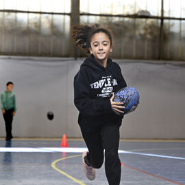 Hip-hop, trampoline, rugby, frisbee, pyramides humaines... Les vacances d'automne ont été sportives, et renversantes pour les jeunes villejuifois qui ont participé aux stages proposés par les services municipaux pendant ces vacances d'automne. [photos Lucile Cubin / Direction de la Communication]