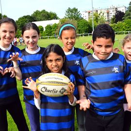 Depuis le début de l'année, 900 élèves de CE2 ont pu bénéficier de 6 à 8 séances d'initiation au rugby à l'école, organisées par la Ville et le Rugby Club du Val-de-Bièvre, en partenariat avec l'Education Nationale.