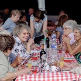 Une journée de fête pour les Seniors avec déjeuner festif abrité, spectacles et musique, dans une ambiance de guinguette conviviale et champêtre!