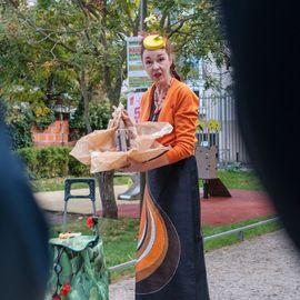 Les habitants du quartier Nord-Est sont venus très nombreux à la Maison Pour Tous Jules Vallès ce week-end pour célébrer entre amis ou voisins ou en famille... l'anniversaire de cet équipement public et de proximité historique inauguré en 1972.Au programme: visite théâtralisée, jeux, fresque collaborative, concert...[Photos Sylvie Grima]