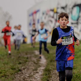 Succès confirmé pour la 2e édition du Cross de l'ASFI. Dimanche 12 novembre, ce sont 10 courses qui se sont déroulées sur le parcours boueux et accidenté dessiné dans le parc des Hautes-Bruyères, de la catégorie Eveil (6 ans) à Master (35 ans et +).Cette compétition ouvrait la saison de cross 2023-2024 et on a vu de belles explications entre athlètes venu·e·s de tout le département, et aussi de belles glissades!Bravo à tous les participants et aux 70 bénévoles qui ont œuvré sous la pluie pour l'organisation de cet évènement. [Photos Alex Bonnemaison / Direction de la Communication]