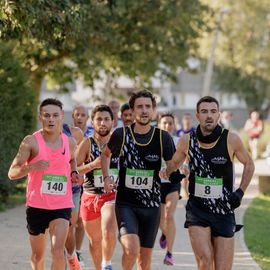 Avec près de 800 coureur·se·s et marcheur·se·s le matin et autant de jeunes et de familles l'après-midi, cette 34e édition a été de nouveau un événement sportif majeur à Villejuif et une journée de fête dans le parc des hautes-Bruyères baigné par le soleil d'automne !