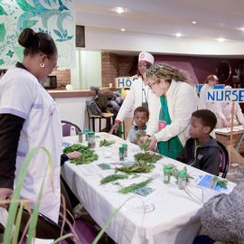 Pendant 2 semaines, la ville a choisi de mettre en valeur le droit à la santé des enfants avec des conférences et ateliers, des expos, des formations et de nombreuses animations et jeux pour les enfants et leurs parents.[photos Sylvie Grima / Lucile Cubin]