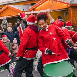 Retour en images sur le Marché de Noël en centre-ville samedi et dimanche, avec ses nombreuses animations organisées par la Ville et l'association Les commerçants de Villejuif: fanfares, Père Noël, cracheurs de feu, spectacle lumineux...[photos Xiwen Wang / Direction de la communication]