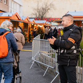 Retour en images sur le Marché de Noël en centre-ville samedi et dimanche, avec ses nombreuses animations organisées par la Ville et l'association Les commerçants de Villejuif: fanfares, Père Noël, cracheurs de feu, spectacle lumineux...[photos Xiwen Wang / Direction de la communication]