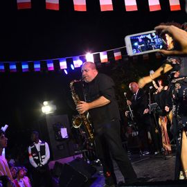 La liesse populaire du 13 juillet à Villejuif avec la guinguette, le bal variétés et le feu d'artifice de retour au parc Pablo Neruda.