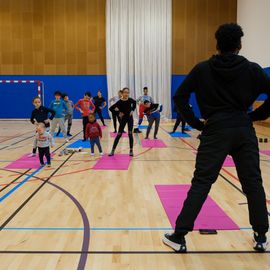 Pour donner aux parents la possibilité de faire du sport sans organiser la garde des enfants, le service des Sports donne rendez-vous aux familles de 9h à 12h, un samedi par mois: renforcement musculaire, Pilates, step, Zumba, pour les adultes... et escalade ou jeux de plein air pour les enfants de 3 à 11 ans.[Photos Sylvie Grima]