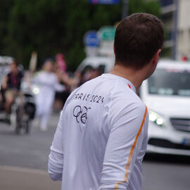Sportifs amateurs, entrepreneurs, para-athlètes... ils étaient 15, sur la portion villejuifoise du parcours, à se relayer pour porter la flamme olympique des Jeux de Paris 2024.  [photos Sylvie Grima, Xiwen Wang, Lucile Cubin, direction de la Communication]