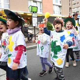 Un carnaval sur le thème du printemps pour les Accueils de Loisirs qui ont défilé dans Villejuif pour mettre de la couleur dans les rues.