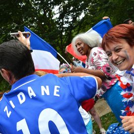 Des centaines de fans se sont réunis pour soutenir l'équipe de France en finale de la Coupe du Monde de foot et vibrer avec eux jusqu'au titre mondial !