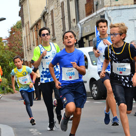 Un plateau élite relevé sur le 10km couru en moins de 29mn, de nombreux coureurs et marcheurs amateurs sur le 10, le 5 et le Run'N'Bike, et la relève déjà assurée avec les courses des jeunes l'après-midi!