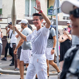 Sportifs amateurs, entrepreneurs, para-athlètes... ils étaient 15, sur la portion villejuifoise du parcours, à se relayer pour porter la flamme olympique des Jeux de Paris 2024.  [photos Sylvie Grima, Xiwen Wang, Lucile Cubin, direction de la Communication]