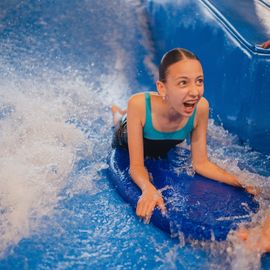 Zoom sur 3 activités enfance et jeunesse:▪️ Surf à Paris▪️ Initiation au pilotage de drones▪️ Sortie à la Ferme Pédagogique[Photos Alex Bonnemaison / Anja Simonet / Xiwen Wang]