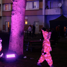 Vous étiez plusieurs centaines samedi 2 décembre à braver le froid pour célébrer la mémoire de ce quartier bientôt transformé : exposition, goûter, fanfare, projections géantes, et impressionnante traversée du quartier sur un fil tendu à 27m de haut![photos Alex Bonnemaison]