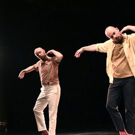 Retour en images sur la journée du 12 mars, avec l'atelier et sa restitution par les élèves du Conservatoire, suivi du spectacle "Une simple déclinaison de l’instant", de la Cie Les têtes penchées.[photos Anja Simonet]