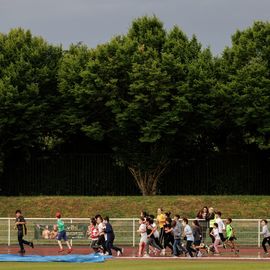 Malgré la pluie, les élèves ont enchainé les tours de piste au stade Louis Dolly lors de la traditionnelle course d'endurance.[Photo Alex Bonnemaison]