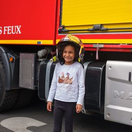 Escalader la grande échelle, traverser un tunnel enfumé, manier la lance à incendie, s'initier aux gestes de 1ers secours ou monter dans un vrai camion de pompier... les portes ouvertes du centre de secours de Villejuif ont ouvert un monde merveilleux aux petits et grands venus découvrir ce lieu emblématique !