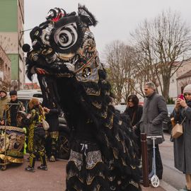 Un mois de janvier ponctué de festivités internationales: > Nouvel an berbère à la MPT Gérard Philipe avec poésie, musique, débats... permettant de mettre en valeurs les cultures Touarègue et berbère.> Nouvel an chinois et vietnamien dans le centre-ville organisé par la Pharmacie de la Mairie avec une superbe Danse du dragon> Nouvel an vietnamien à la MPT Gérard-Philipe avec spectacles, danses, arts martiaux, gastronomie... organisé par l’association Hoa Hiep Vong Tay Nhan Ai.[Photos Xiwen Wang]