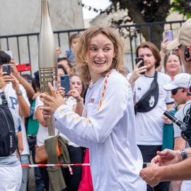 Sportifs amateurs, entrepreneurs, para-athlètes... ils étaient 15, sur la portion villejuifoise du parcours, à se relayer pour porter la flamme olympique des Jeux de Paris 2024.  [photos Sylvie Grima, Xiwen Wang, Lucile Cubin, direction de la Communication]