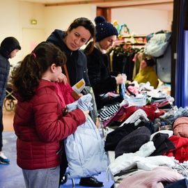 Encore un franc succès pour la Trocante des Parents !Après avoir déposé des objets devenus inutiles pendant les semaines précédant l'évènement, plus de 120 familles ont pu, ce dimanche 2 avril, utiliser leurs points ainsi récoltés pour venir chercher de nouveaux objets pour leurs enfants:jeux et jouets, vêtements, accessoires de puériculture...[photos Lucile Cubin]