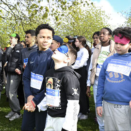 Dans le cadre de la semaine olympique et paralympique, mardi 2 avril, une centaine d’élèves de 6e de 4 collèges de Villejuif ont organisé dans le parc des hautes Bruyères une course en binôme avec un élève-guideur et un élève-guidé, les yeux masqués pour simuler le handicap. La course contre la faim vise à récolter des fonds pour Action contre la faim, pour des projets alimentaires dans le cadre de la solidarité internationale. [photos Lucile Cubin]