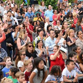 Des centaines de spectateurs massés devant la scène pour chanter avec Lisandro Cuxi, François Feldman etJoniece Jamison, danser avec le Staries Show ou applaudir le travail des musiciens et danseurs la MPT Gérard-Philipe et des Conservatoires.