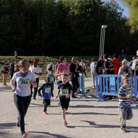 Avec près de 800 coureur·se·s et marcheur·se·s le matin et autant de jeunes et de familles l'après-midi, cette 34e édition a été de nouveau un événement sportif majeur à Villejuif et une journée de fête dans le parc des hautes-Bruyères baigné par le soleil d'automne !