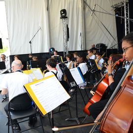 Des centaines de spectateurs massés devant la scène pour chanter avec Lisandro Cuxi, François Feldman etJoniece Jamison, danser avec le Staries Show ou applaudir le travail des musiciens et danseurs la MPT Gérard-Philipe et des Conservatoires.