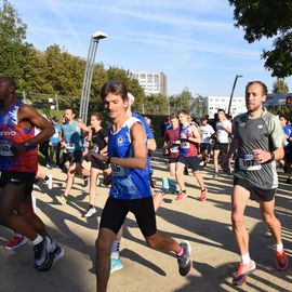 Une grande fête du sport avec près de 1500 coureur·se·s sur les 5/10km, courses jeunes et familles.Les vainqueurs des 10km ont battu le record de l'épreuve, avec la 8e meilleure performance mondiale chez les femmes!1700 euros ont été reversés à l’association Une maison au cœur de la vie, qui vient en aide aux familles dont les enfants sont hospitalisés à l’Institut Gustave-Roussy. Un grand merci aux 150 bénévoles, aux associations villejuifoises, et à tous les services de la ville.[Photos ©Anja Simonet / ©Raphaël Garnier]