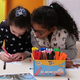 Zoom sur 3 activités enfance et jeunesse:▪️ Surf à Paris▪️ Initiation au pilotage de drones▪️ Sortie à la Ferme Pédagogique[Photos Alex Bonnemaison / Anja Simonet / Xiwen Wang]