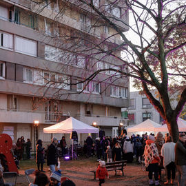 Vous étiez plusieurs centaines samedi 2 décembre à braver le froid pour célébrer la mémoire de ce quartier bientôt transformé : exposition, goûter, fanfare, projections géantes, et impressionnante traversée du quartier sur un fil tendu à 27m de haut![photos Alex Bonnemaison]