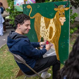 Samedi 17 mai, l’Hôpital Paul Brousse proposait un moment festif ouvert à tous : la fête de la gériatrie.L’occasion pour les patients et leurs familles de se partager un après-midi riche en rencontres et animations : parcours olympique, tir à l’arc, animation musicale, jeux en bois, maquillage, coiffure.. mais aussi buvette, brocante, tombola, stands d’artisanat et buvette ! [photos Xiwen Wang]