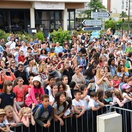 Des centaines de spectateurs massés devant la scène pour chanter avec Lisandro Cuxi, François Feldman etJoniece Jamison, danser avec le Staries Show ou applaudir le travail des musiciens et danseurs la MPT Gérard-Philipe et des Conservatoires.