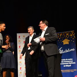 Les jeunes Villejuifois se sont rendus nombreux à cette soirée en leur honneur, pour récompenser leur réussite aux examens de tous niveaux (Bac, BEP, Master...) au cours de l'année 2018, et ponctuée d'une grande tombola et du concert de Nessryne.