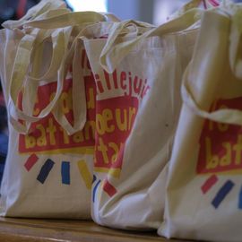 Une centaine de nouveaux Villejuifois, parmi lesquels de nombreuses jeunes familles, se sont retrouvées devant la médiathèque samedi 1er octobre pour visiter leur nouvelle ville (ballade en Tuk-tuk et visite du Théâtre...), recevoir leur kit de bienvenue et rencontrer leurs élu·e·s et partager leurs problématiques quotidiennes.[Photos Sylvie Grima]