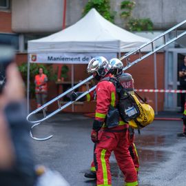 Escalader la grande échelle, traverser un tunnel enfumé, manier la lance à incendie, s'initier aux gestes de 1ers secours ou monter dans un vrai camion de pompier... les portes ouvertes du centre de secours de Villejuif ont ouvert un monde merveilleux aux petits et grands venus découvrir ce lieu emblématique !