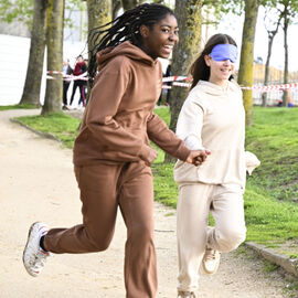 Dans le cadre de la semaine olympique et paralympique, mardi 2 avril, une centaine d’élèves de 6e de 4 collèges de Villejuif ont organisé dans le parc des hautes Bruyères une course en binôme avec un élève-guideur et un élève-guidé, les yeux masqués pour simuler le handicap. La course contre la faim vise à récolter des fonds pour Action contre la faim, pour des projets alimentaires dans le cadre de la solidarité internationale. [photos Lucile Cubin]