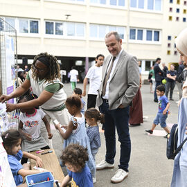 Mardi 20 mai avait lieu l'inauguration officielle de la cour Eveil de l'école Paul Langevin.Après les travaux durant l'été, les élèves avaient découvert leur nouvelle cour à la rentrée de septembre, mais il aura fallu attendre le printemps pour que les plantations prennent toute leur place dans ce nouvel espace végétalisé, pensé avec les enfants, les enseignants, les parents, les agents... Une nouvelle cour de récré permet un meilleur partage de l'espace entre les différentes activités, entre les filles et les garçons, et apporte verdure et fraicheur dans un lieu auparavant très bétonné.[photos Lucile Cubin]