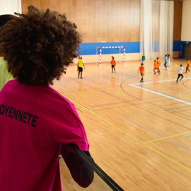 Le service des Sports de la Ville organisait cette semaine un tournoi de football autour de l’Égalité et de la Fraternité. L’occasion pour les enfants de tester leurs aptitudes sportives et leurs valeurs républicaines. [Photos Lucile Cubin]
